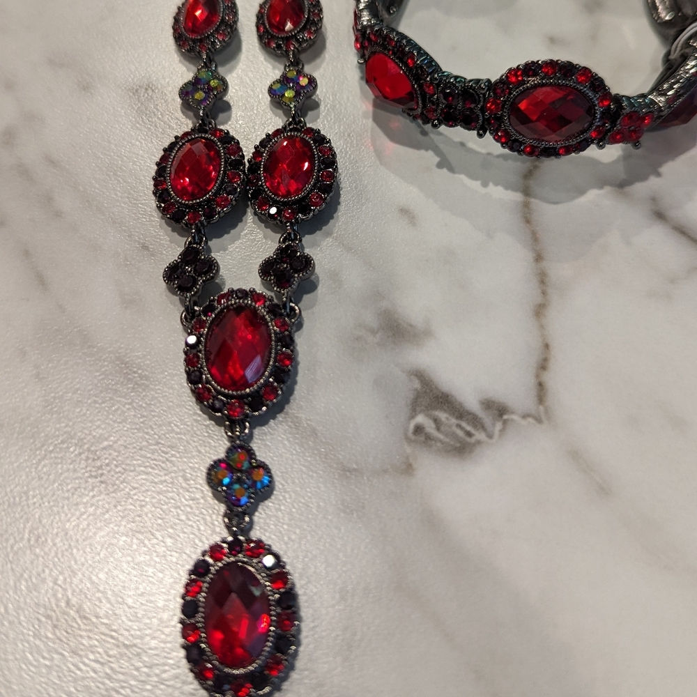 Vintage 3 piece stunning Red Jewel Y necklace, Bracelet & Earrings.